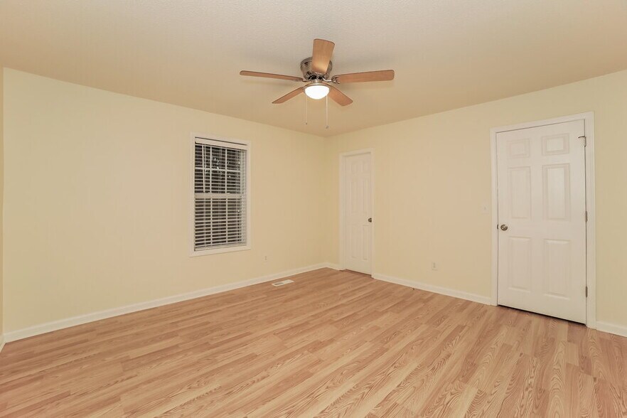 Building Photo - 757 Newport Dr