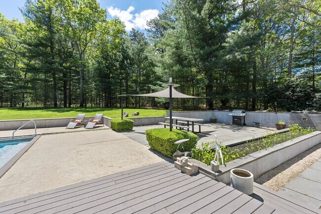 Building Photo - 6 Dongan Way