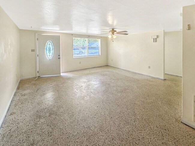 Building Photo - Pet-Friendly Rental Between University Pkw...