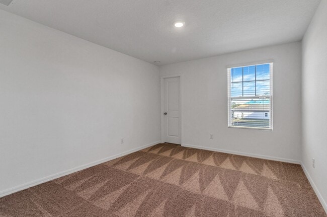 Building Photo - Like-New Ashton Woods Spacious 5BR 4BA, Prime Location Near I-4!