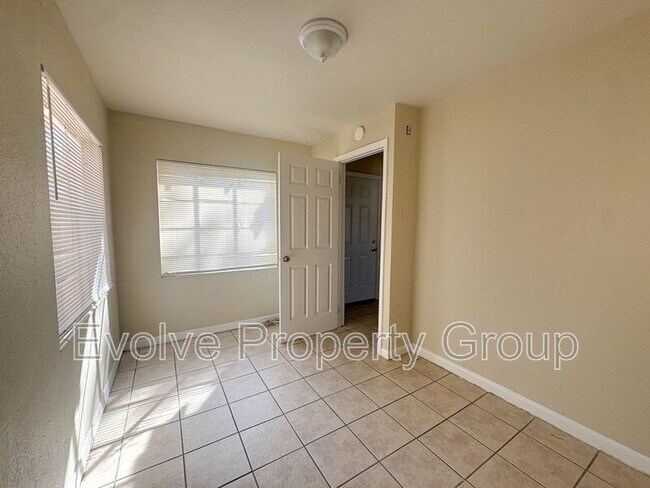 Building Photo - 710 N Grove St