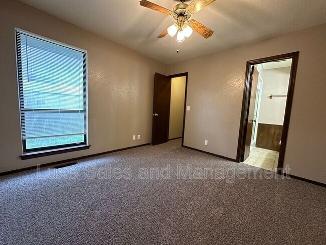 Building Photo - 813 N Eagle Ln
