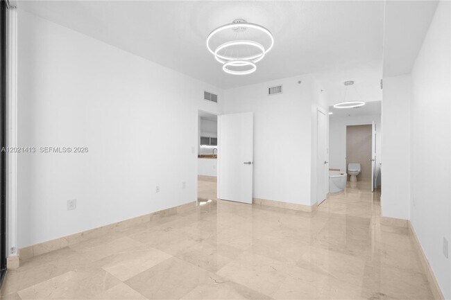 Building Photo - 16275 Collins Ave