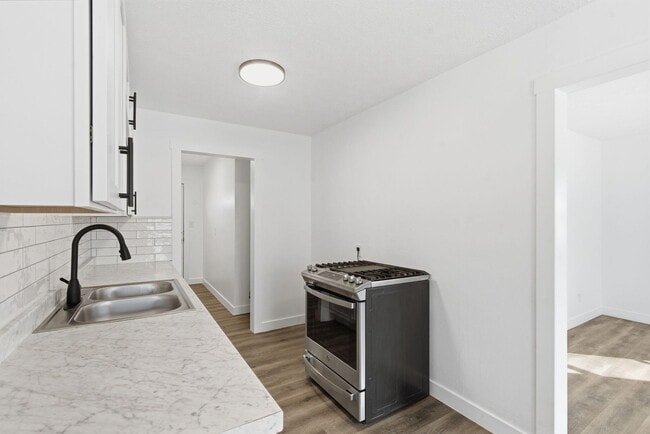 Building Photo - 520 N Park Ave