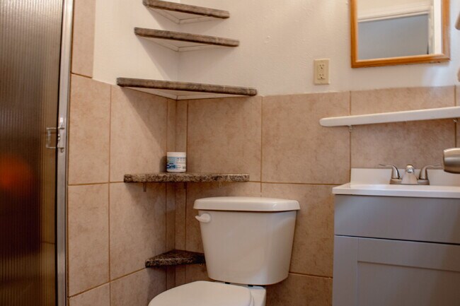 Building Photo - 3 bedroom 2 Bathroom.