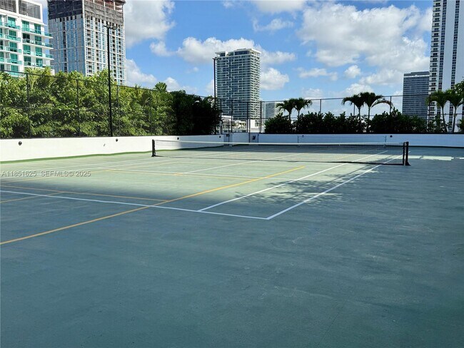 Building Photo - 700 NE 24th St