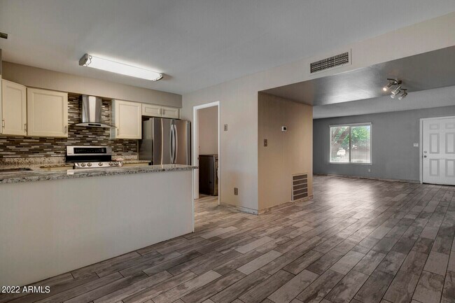 Building Photo - 3012 W Bethany Home Rd