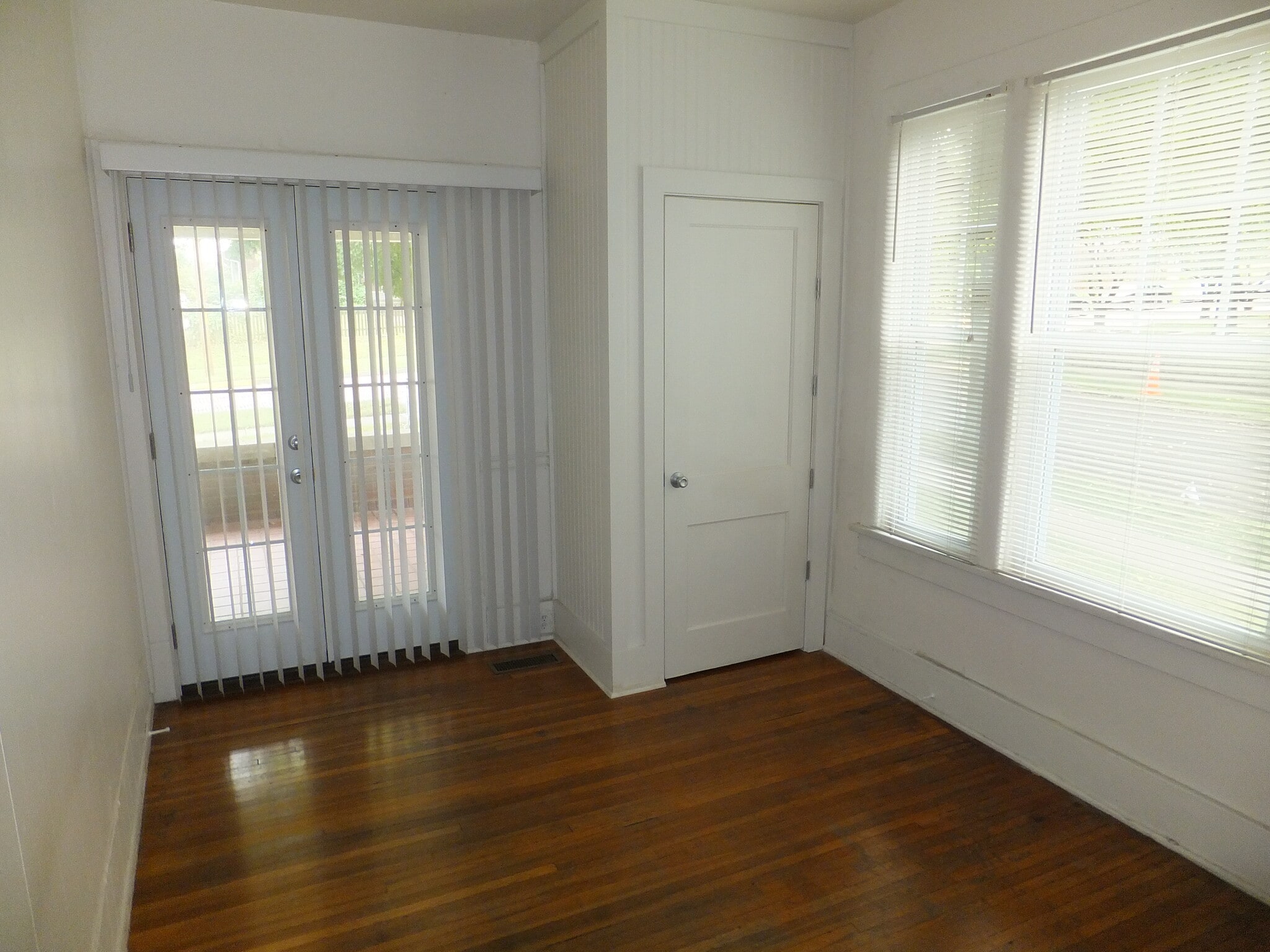 Bedroom 1 off of Living room - 1401 University Ave