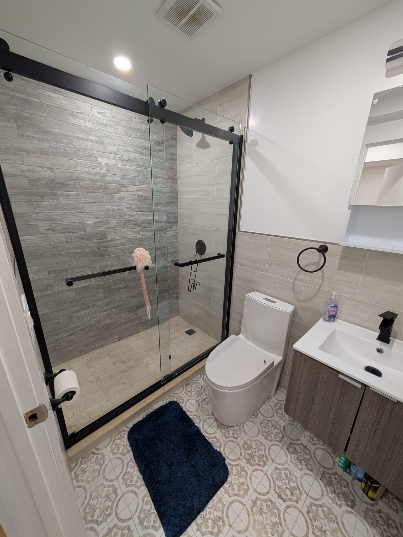 Btahroom - 661 Decatur St