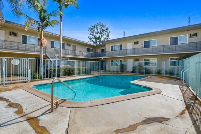 Pool-Courtyard - 16002 S Myrtle Ave