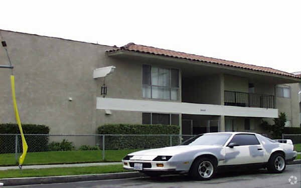 Building Photo - 6025 Fullerton Ave