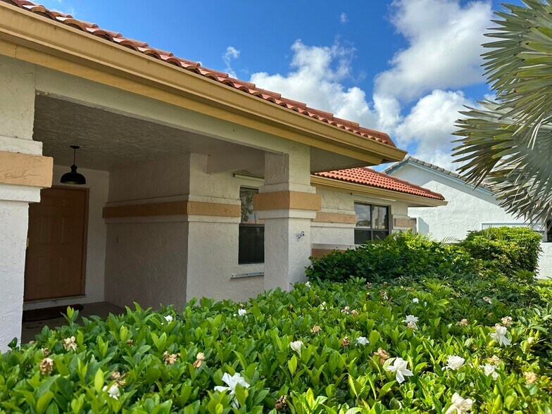 Building Photo - 9645 El Clair Ranch Rd