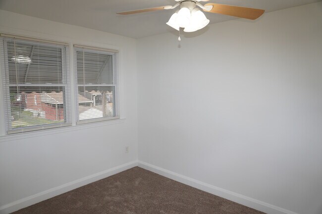 Building Photo - 137 Riverthorn Rd