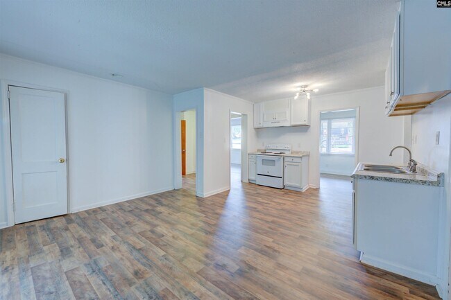 Building Photo - 5612 Kirkland St