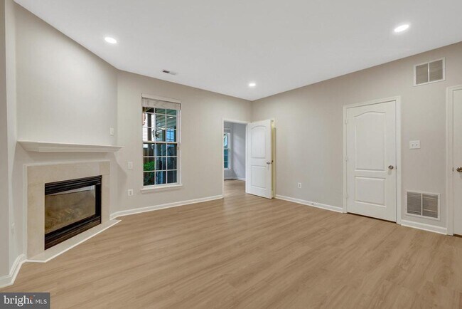 Building Photo - 12913 Wood Cres Cir