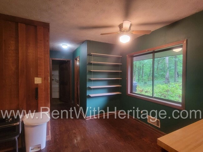 Building Photo - Charming Cabin Style Home on 1.3 Acres / F...
