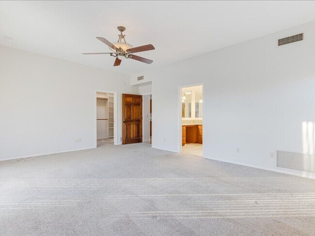 Building Photo - 4 bedroom 2.5 Bath
