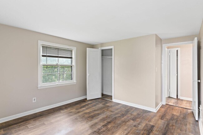 Building Photo - 1114 Roslyn Ave