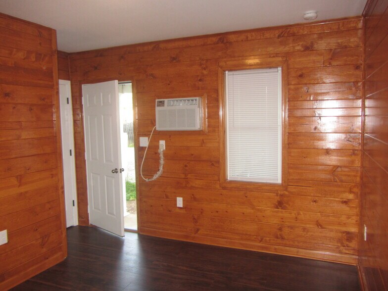 APT - 01 - RENT is $ 675 - 15091 Fort Campbell Blvd