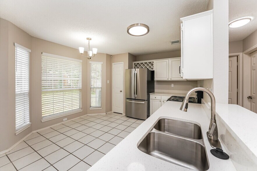 Building Photo - 809 Clover Hill Ln