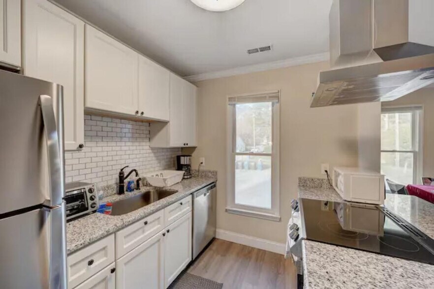 Building Photo - 2225 Summit St