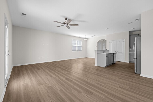 Building Photo - Beautiful 3 bed, 2.5 bath townhome in The ...