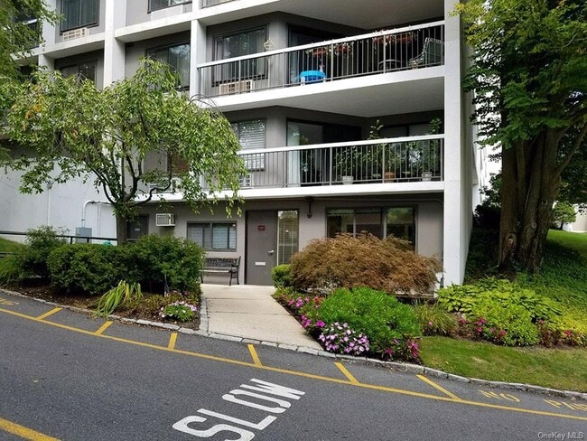 Building Photo - 400 High Point Dr