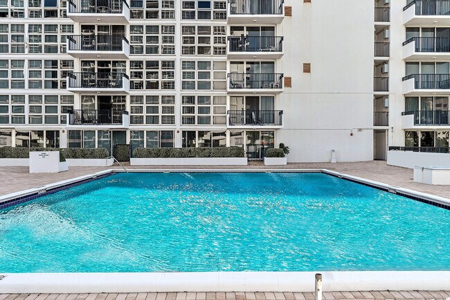 Building Photo - 525 N Ocean Blvd