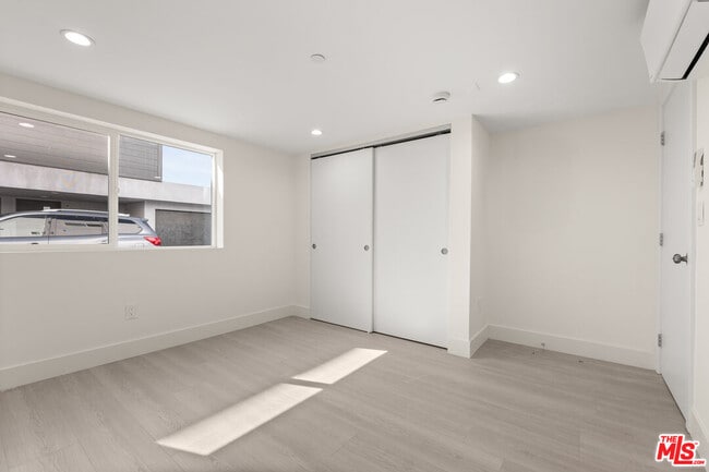 Building Photo - 6943 Simpson Ave