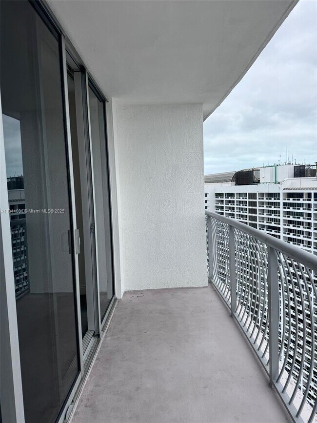 Building Photo - 1750 N Bayshore Dr