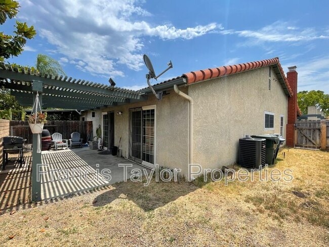 Building Photo - 2422 Teaberry Glen