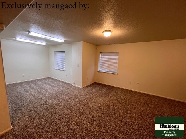 Building Photo - Stunning 3  Bedroom Home with lots of space and a beautiful fenced back yard -