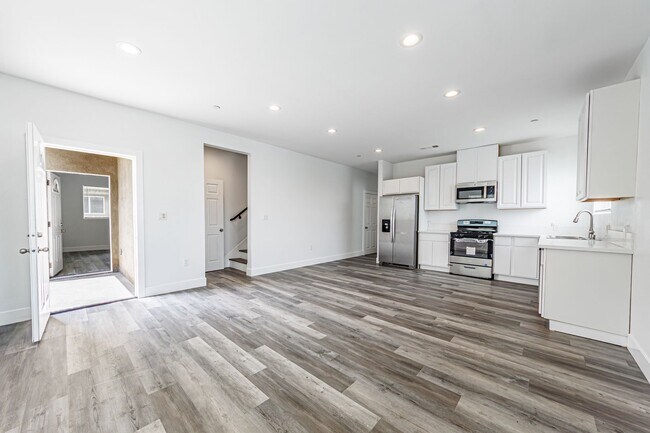 Building Photo - Now Leasing – $3,483 Effective Rent (True ...