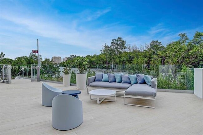 Building Photo - 16385 Biscayne Blvd