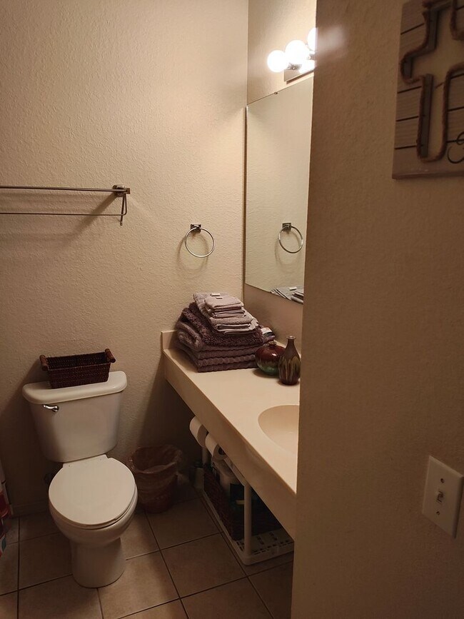 Building Photo - Furnished 1 bedroom 1 bath near Silver Dol...