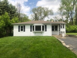 Building Photo - 806 Menominee Dr