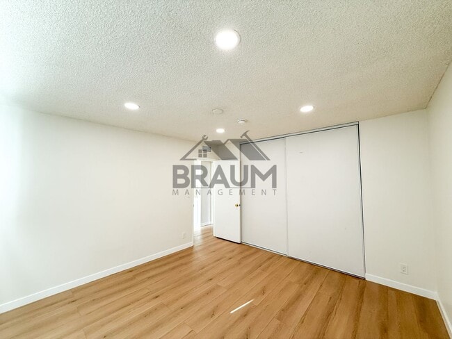 Building Photo - 6039 Whitsett Ave