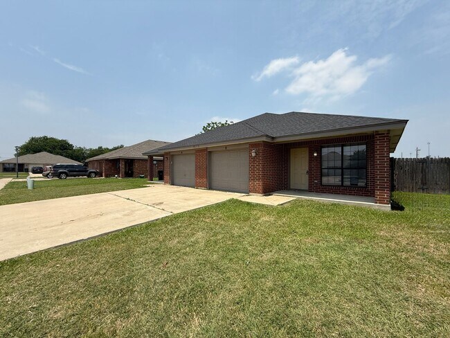 Building Photo - AVAILABLE NOW!