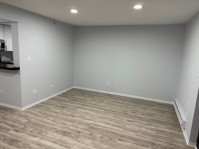 Building Photo - 502 E Spruce Dr