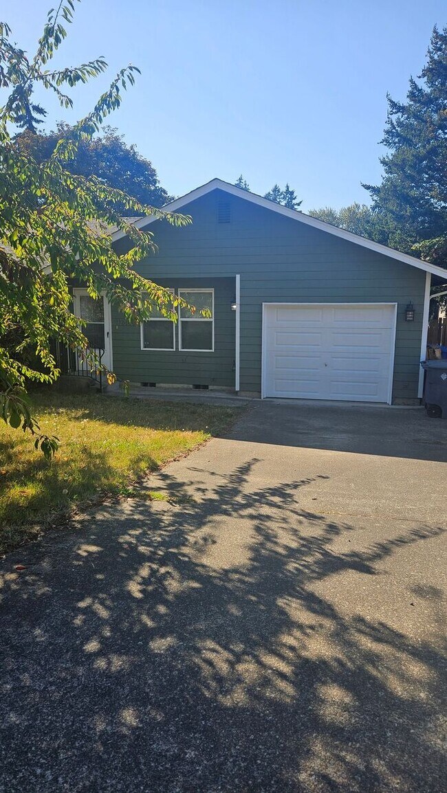 Building Photo - Spacious Duplex with large fenced yard