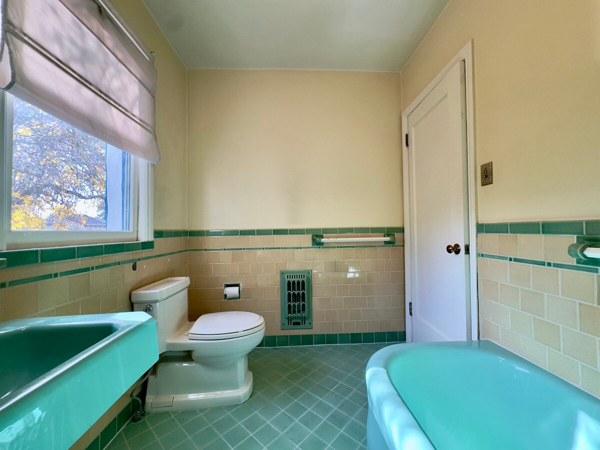 Building Photo - 1645 Scenic Ave