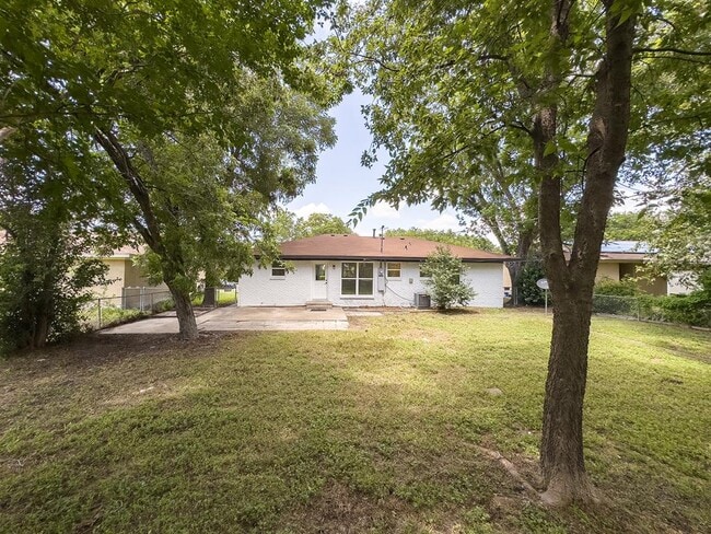 Building Photo - 1006 Duvall Dr