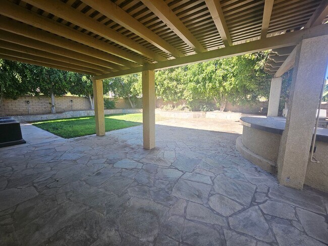 Building Photo - Executive home in South Corona!