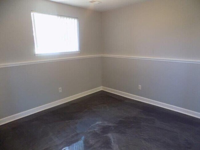 Building Photo - 2127 Hopkins Dr