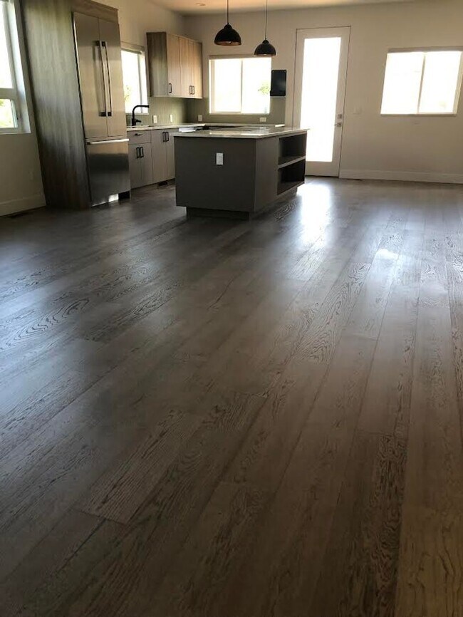 Building Photo - Beautiful 3 Bed, 4 Bath Home, Stunning Views from Rooftop Deck, D-12, close to DT and Military
