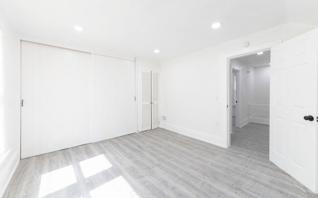 Building Photo - Charming 2-Bedroom Property in Prime Location