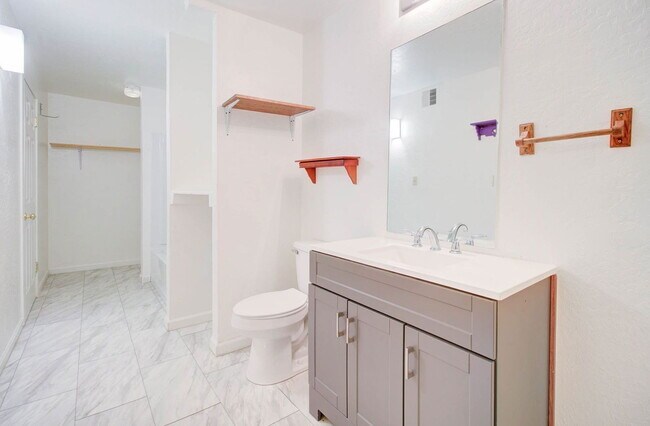 Building Photo - 9316 E Balsam Ave