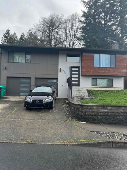 Primary Photo - 104 NW Royal Ct