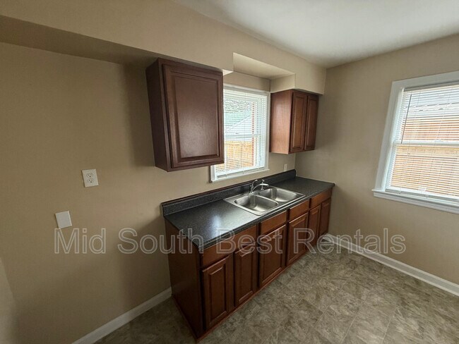 Building Photo - 1445 Catherine St