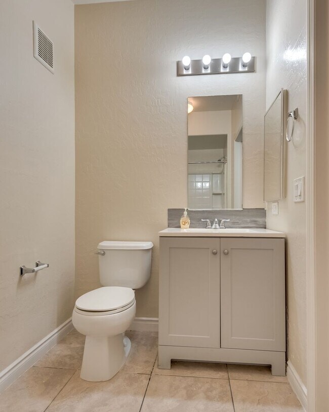 Building Photo - 6868 Sky Pointe Dr